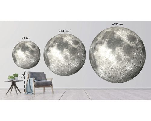 Décoration avec des motifs de lune de différentes tailles au-dessus d''un fauteuil