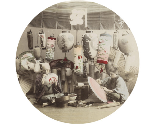 Papier peint panoramique intissé HRBC000074 Japon lampions Ø 95 cm Photo historique de deux personnes travaillant sur des lanternes en papier et des parasols