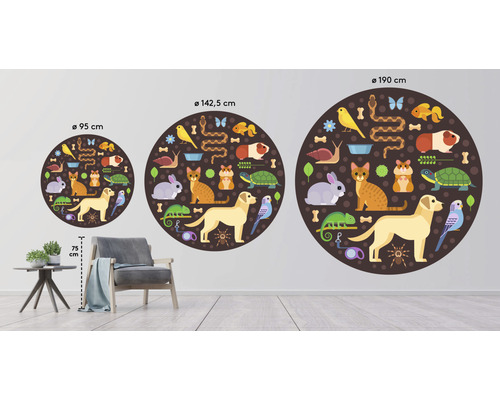 Autocollant mural décoratif avec des motifs d''animaux en trois tailles à côté d''une chaise