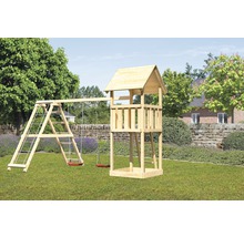 Spielturm mit Schaukel und Klettergerüst aus Holz im Garten.