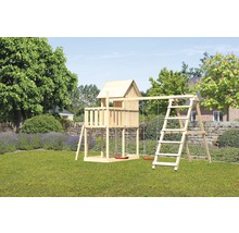 Holzspielturm mit Schaukel und Klettergerüst im Garten