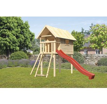 Spielhaus mit roter Rutsche und Kletterleiter im Garten.