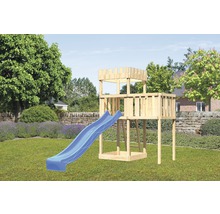 Holzspielturm mit Rutsche im Garten