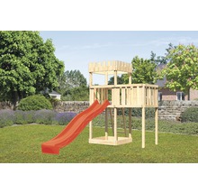 Spielturm mit Rutsche aus Holz im Garten.