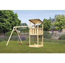Spielturm mit Schaukel aus Holz im Garten