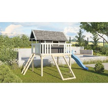 Spielhaus aus Holz mit Rutsche und Kletterwand im Garten