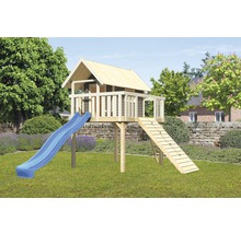 Spielhaus aus Holz mit Rutsche und Kletterrampe im Garten
