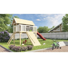 Holzspielhaus mit Rutsche und Kletterwand im Garten