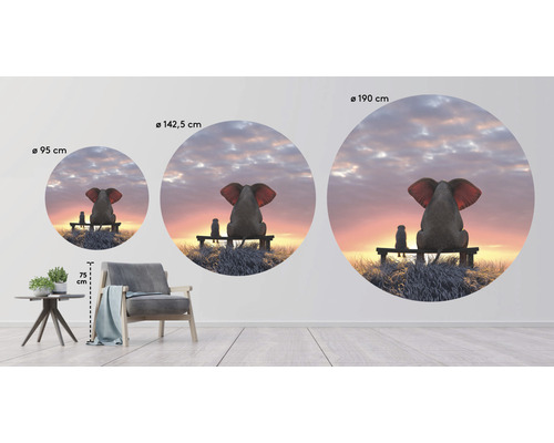 Wandtattoos in drei Größen mit einem Elefanten und einem Hund, die auf einer Bank sitzen und in den Sonnenuntergang schauen