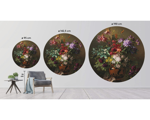 Trois peintures murales rondes avec des natures mortes florales de différentes tailles dans une pièce
