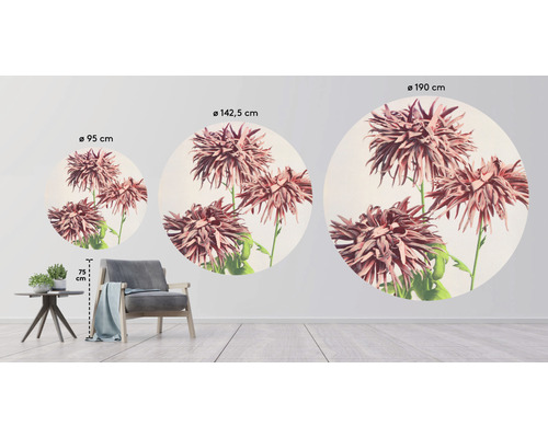 Dekoratives Wandtattoo mit Blumenmuster in verschiedenen Größen in einem Raum