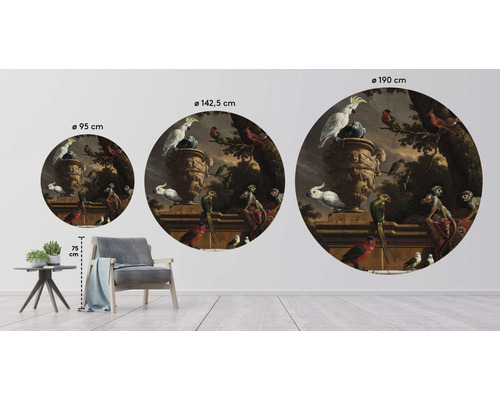 Drei runde Wandbilder mit einer Darstellung von Papageien und Affen in verschiedenen Größen an einer Wand