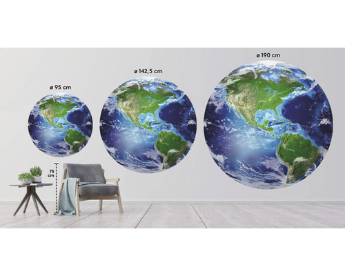 Drei Wandtattoo-Erde-Dekorationen in den Größen 95 cm, 142,5 cm und 190 cm in einem Raum