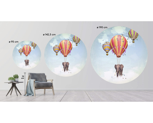 Verschiedene Größen des runden Wandbildes mit Elefant unter Heißluftballons im Kinderzimmer