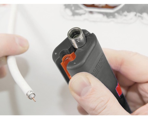 Koaxialkabel wird mit Abisolierwerkzeug abisoliert.