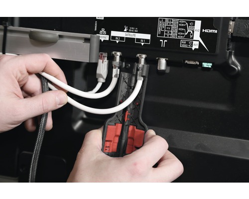 Anschléissen vu Kabelen un en Fernseh mat engem Kabelabissoléierwierkzeug