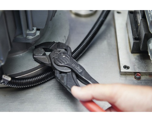 Logo Wiha. Une pince à sertir est utilisée pour serrer une vis.