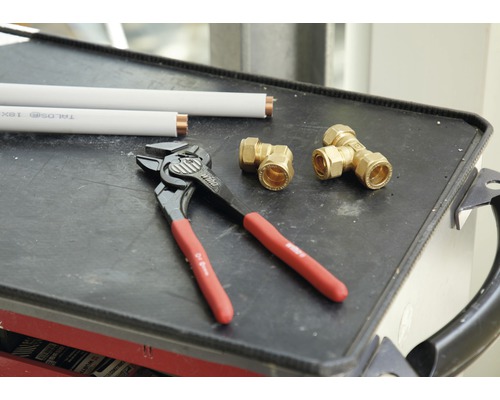 Pince d''installation, raccords de tuyaux et tuyaux sur un plateau