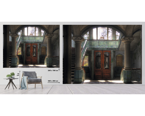 Papier peint photo avec le motif d''une cage d''escalier dans un vieux bâtiment