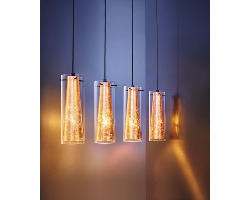 Quatre suspensions en verre au design moderne.