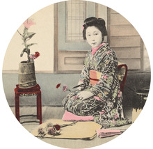 Image historique d''une femme en kimono avec arrangement floral