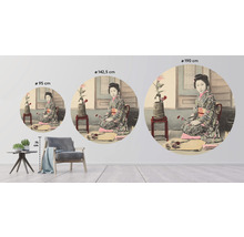 Décoration avec des peintures murales de trois tailles différentes représentant une femme en costume traditionnel