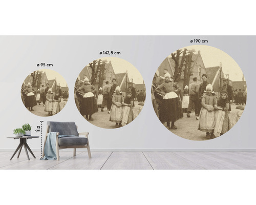 Drei runde Wandbilder mit historischem Motiv in verschiedenen Größen, dargestellt in einem Wohnraum.