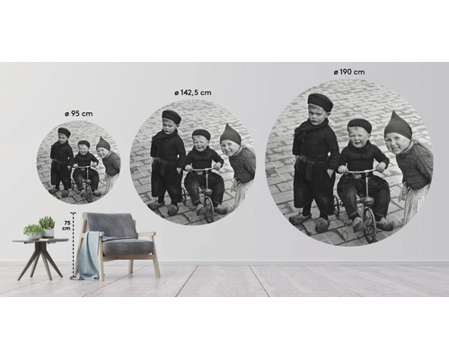 Décoration murale avec un motif historique d''enfants sur un tricycle en différentes tailles