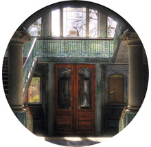Vue intérieure d''un bâtiment abandonné avec cage d''escalier et porte à deux vantaux