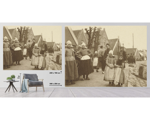 Papier peint photo historique représentant des enfants en costumes traditionnels dans une scène de rue