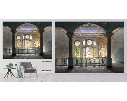 Papier peint photo avec un escalier historique avec fenêtres, piliers et garde-corps, taille 340 sur 254 centimètres