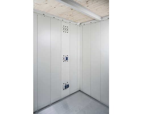 Panneau de montage électrique biohort pour abri de jardin Neo Intérieur d''une pièce avec des murs en panneaux, des prises électriques et un plafond en bois