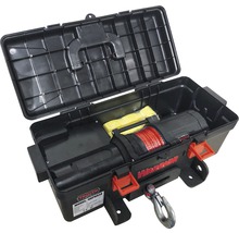 Treuil électrique avec câble rouge et sangle jaune dans une boîte de rangement noire