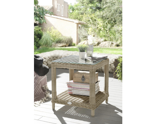 Desserte Destiny Merano avec plateau en verre, rotin synthétique, pearl shell Table de jardin en rotin avec plateau en verre et espace de rangement à l''extérieur