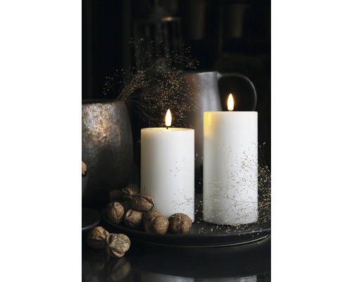 Dekoration mit zwei Kerzen, Walnüssen und Vase