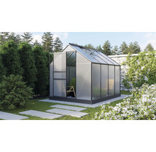 Serre avec panneaux en polycarbonate dans le jardin