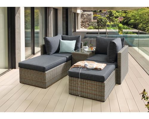 Gartenlounge-Set aus Rattan mit Auflagen und Kissen auf einer Terrasse