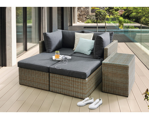 Rattan Loungegruppe mit Polstern, Getränk und Kopfhörern auf Terrasse