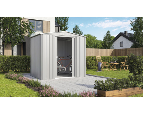 Gartenszene mit Gerätehaus aus Metall und einem Fahrrad darin.