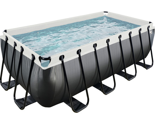 Piscine tubulaire rectangulaire remplie d''eau