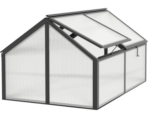 Serre avec une fenêtre ouverte pour la ventilation