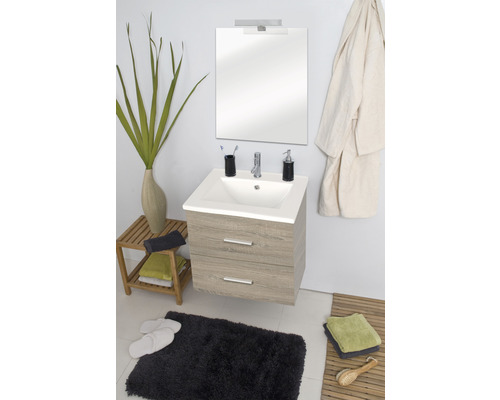 Vue d''une salle de bains avec meuble sous-vasque, miroir et accessoires.