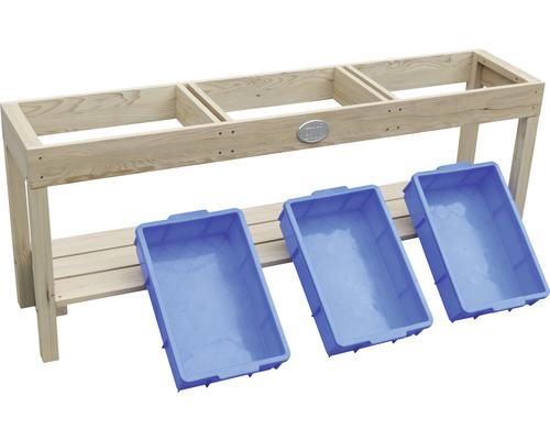 Holztisch mit drei blauen Aufbewahrungsboxen für den Garten