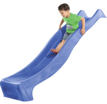 Enfant glissant sur un toboggan bleu pour enfants