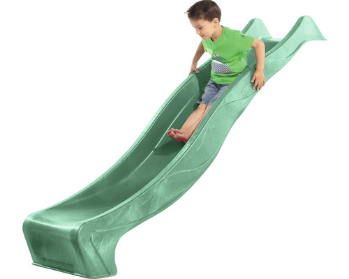 Un enfant glisse sur un toboggan vert pour enfants.
