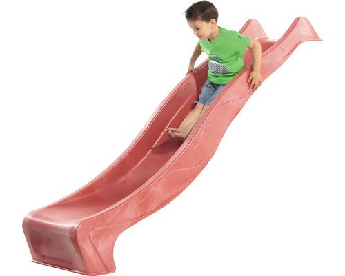 Enfant glissant sur un toboggan pour enfants