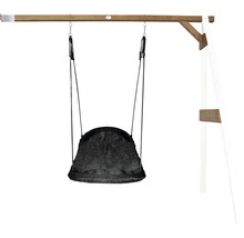 Babyschaukel an einem Holzgerüst