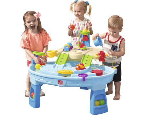 Des enfants jouent avec une table de jeu d''eau Step2 avec des toboggans et des accessoires.