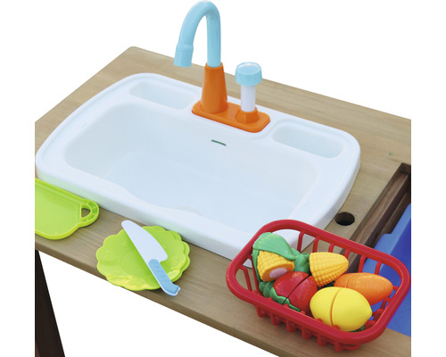 Spielküche mit Spüle, Spielzeugobst und -gemüse in einem Korb