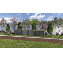 Gartenlandschaft mit einem erhöhten Beet aus Metall, umgeben von Bäumen und Blumen